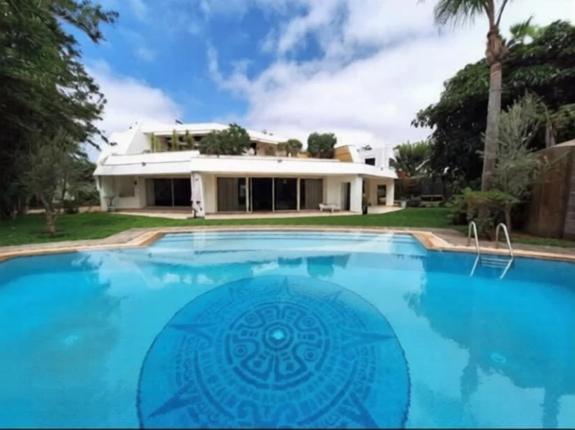 Villa de lujo con piscina cubierta a 600 m del océano en Ain Diab