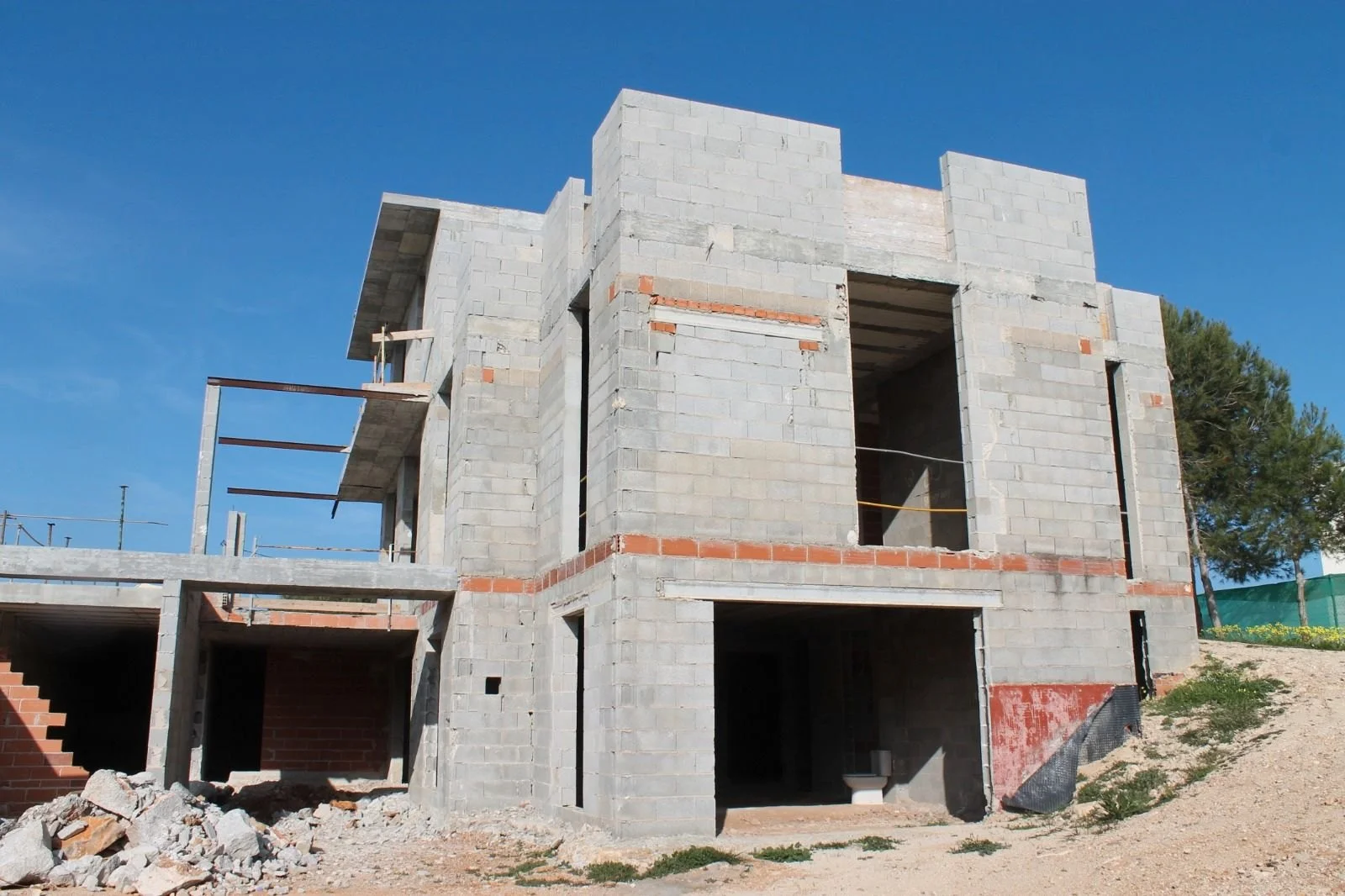 Ingeniería integrada para construir con seguridad. · Architecture & Invest Aristone